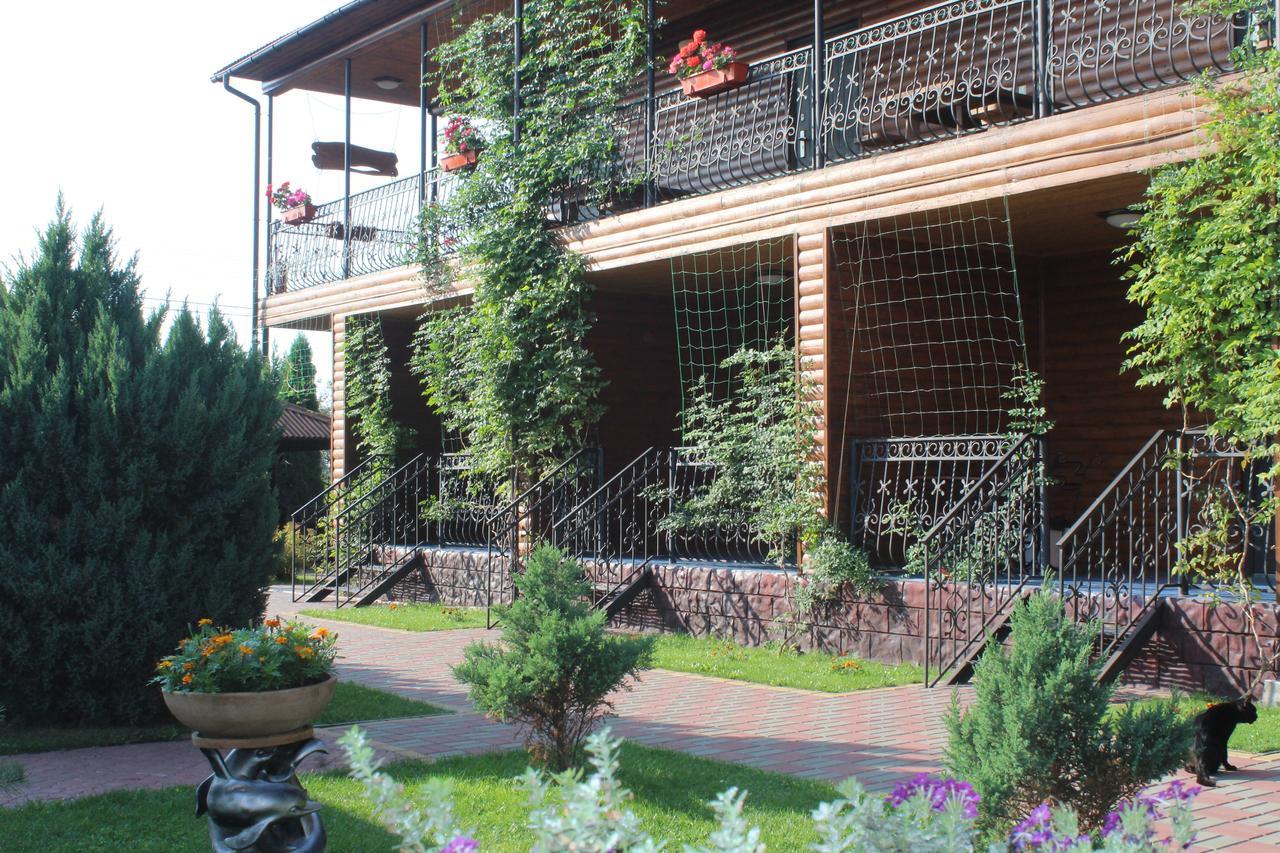 Hotel-Complex Mizh Triokh Ozer Svityaz' Exterior foto
